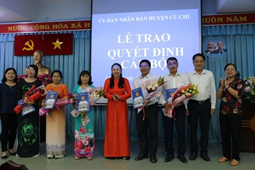 Lễ trao quyết định cho Cán bộ quản lý các trường học